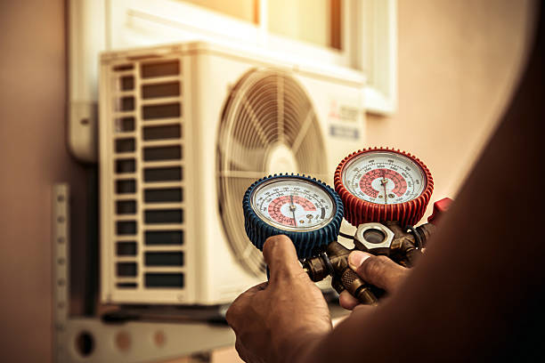 Professional Heat Pump Repair technician working in Davisburg, MI